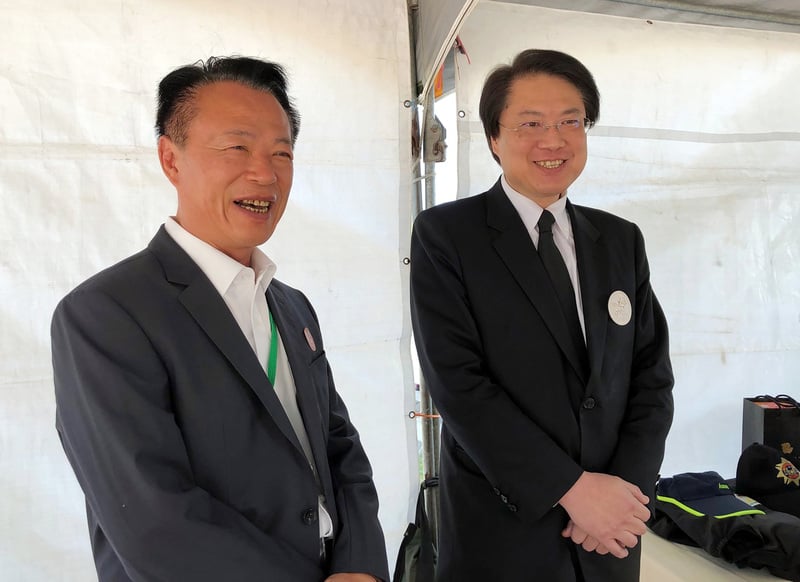 林右昌(右)28日表示,謝國樑刻意做這樣指控,只是為模糊焦點、轉移焦點。左為嘉義縣長翁章梁。中央社