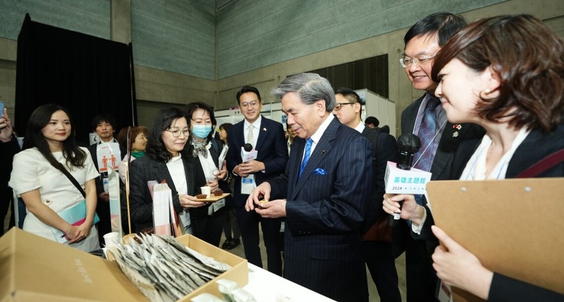 高市府率團參加「熊本產業復興博覽會」  熊本縣蒲島知事特別到場支持 大啖高雄美食 期待媒合雙邊商機