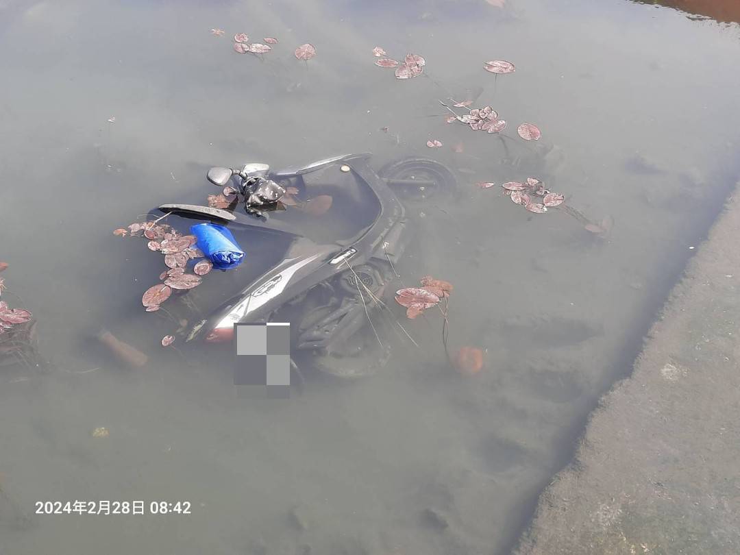 ▲台南市佳里嘉南大圳支線大寮排水溝,今早發現人車掉落排水溝。(圖/記者陳彥霖翻攝)