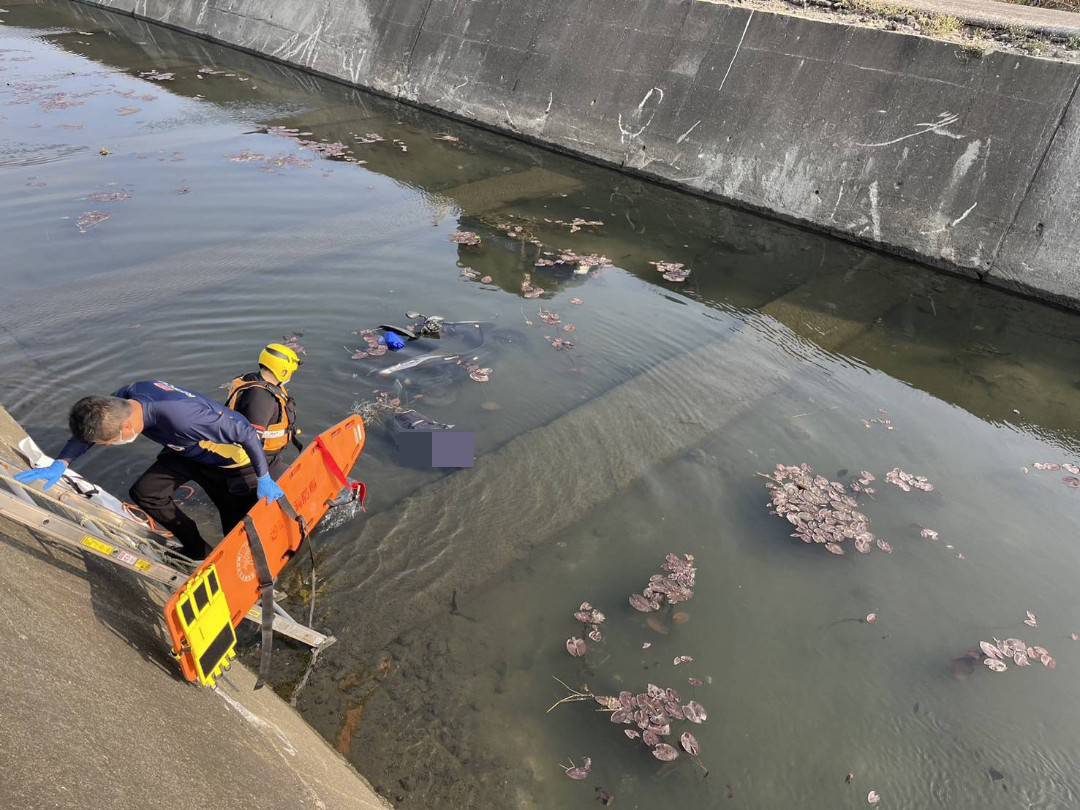 ▲警消下水將女子救起，發現該女子身體僵硬已無生命跡象。（圖／記者陳彥霖翻攝）