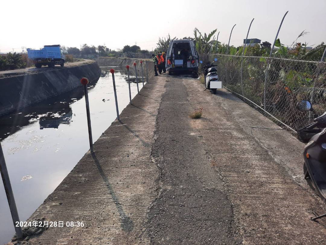 ▲警消下水將女子救起，發現該女子身體僵硬已無生命跡象。（圖／記者陳彥霖翻攝）