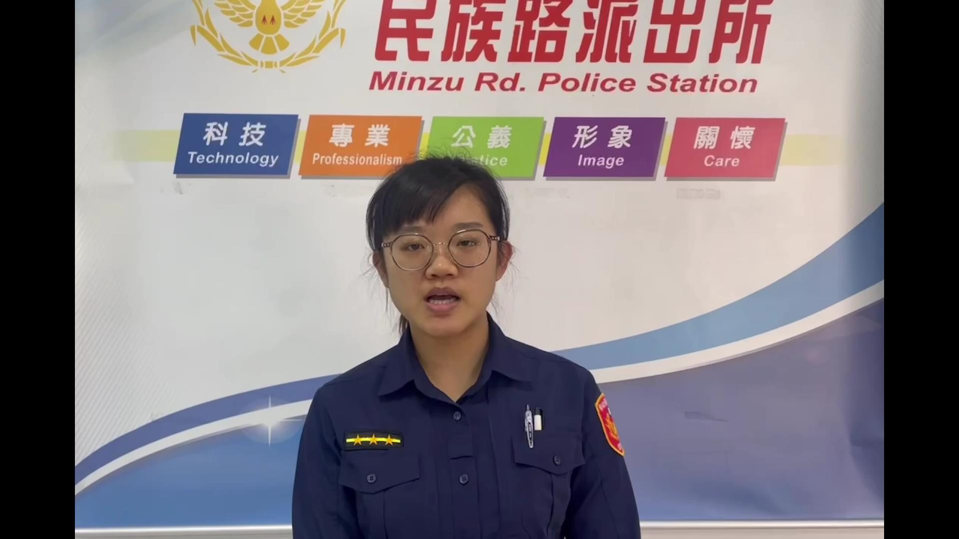 ▲中年婦人墬入網戀詐騙陷阱,欲匯30萬元給「聯合國大兵」,彰化警分局民族路派出所女警耐心解釋這是典型「海外士兵愛情詐騙手法」,婦人才驚覺受騙。(警方提供)