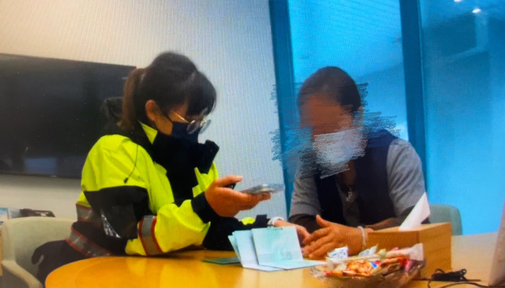 ▲中年婦人墬入網戀詐騙陷阱，欲匯30萬元給「聯合國大兵」，彰化警分局民族路派出所女警耐心解釋這是典型「海外士兵愛情詐騙手法」，婦人才驚覺受騙。（警方提供）