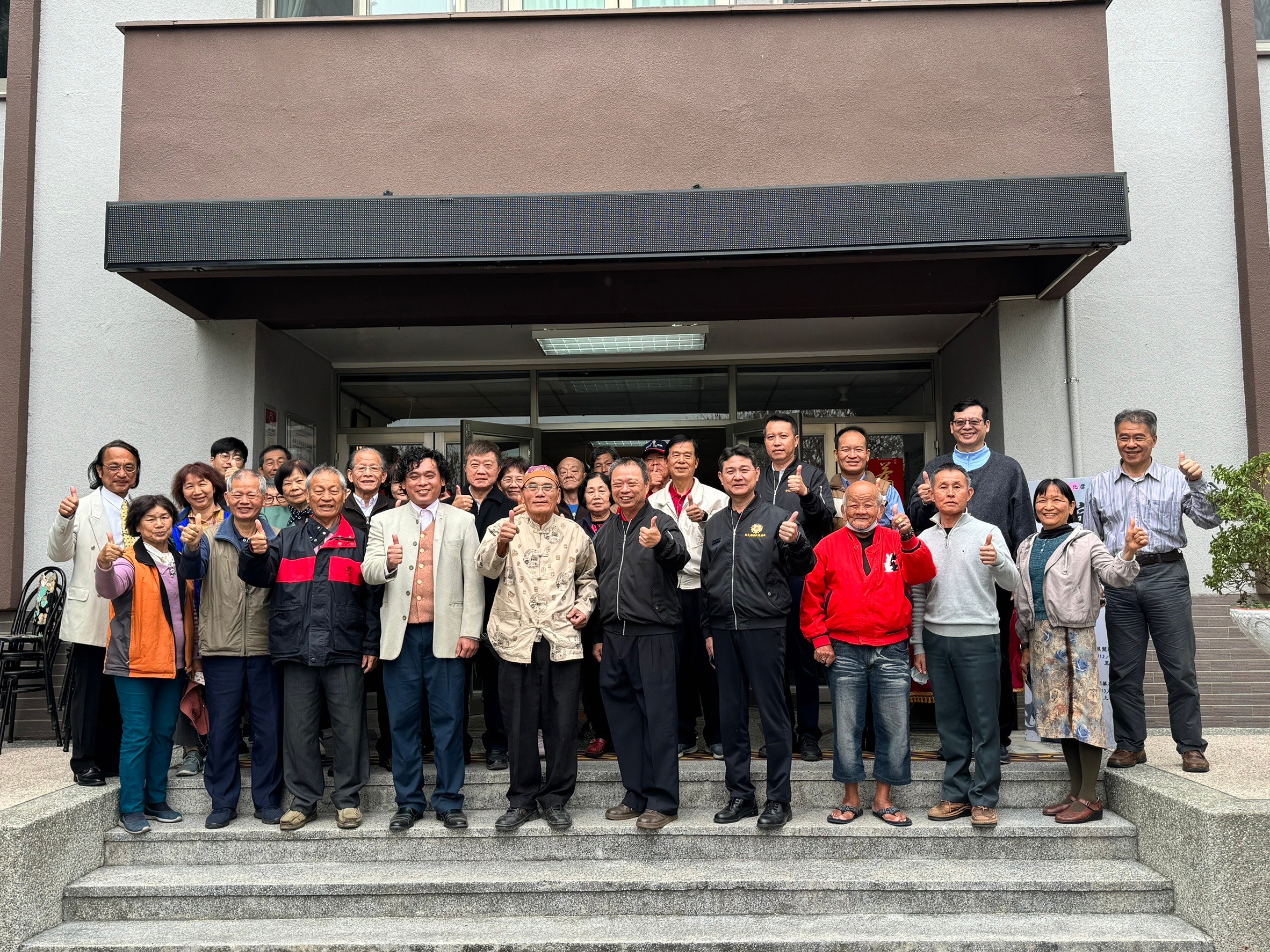 ▲彰化榮家舉辦陳永礎陶藝、吳宗保甲骨文書法雙聯展，將近四十件陶藝及書法作品展出，為住民的生活增添了色彩和幸福感。（記者張溎壕攝）