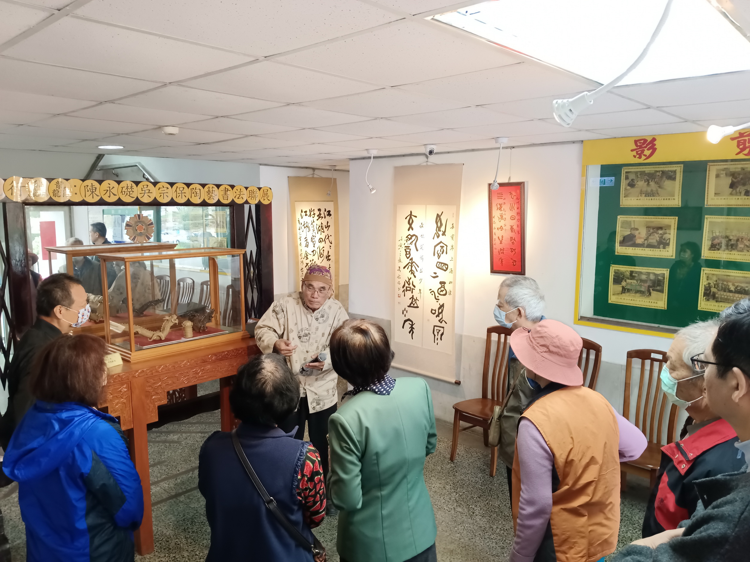 ▲彰化榮家舉辦陳永礎陶藝、吳宗保甲骨文書法雙聯展，將近四十件陶藝及書法作品展出，為住民的生活增添了色彩和幸福感。（記者張溎壕攝）