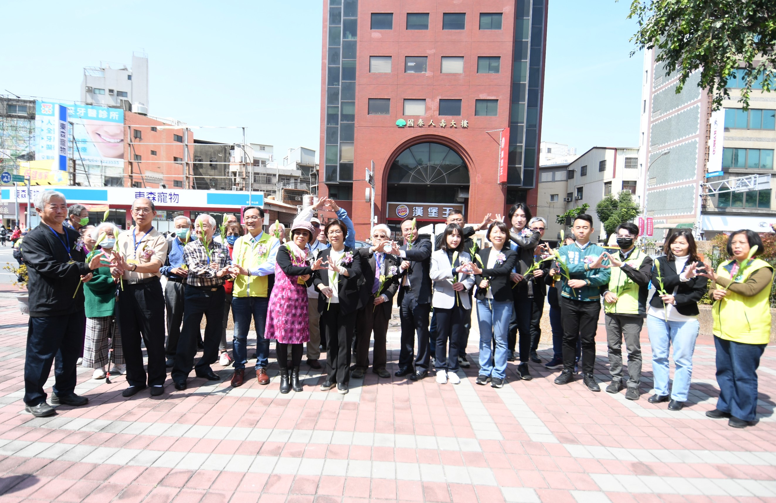 ▲彰化縣228和平紀念日活動在縣立圖書館前廣場舉行，縣長王惠美向受難者家屬致意，並表示當權者應記取歷史教訓。（記者張溎壕攝）