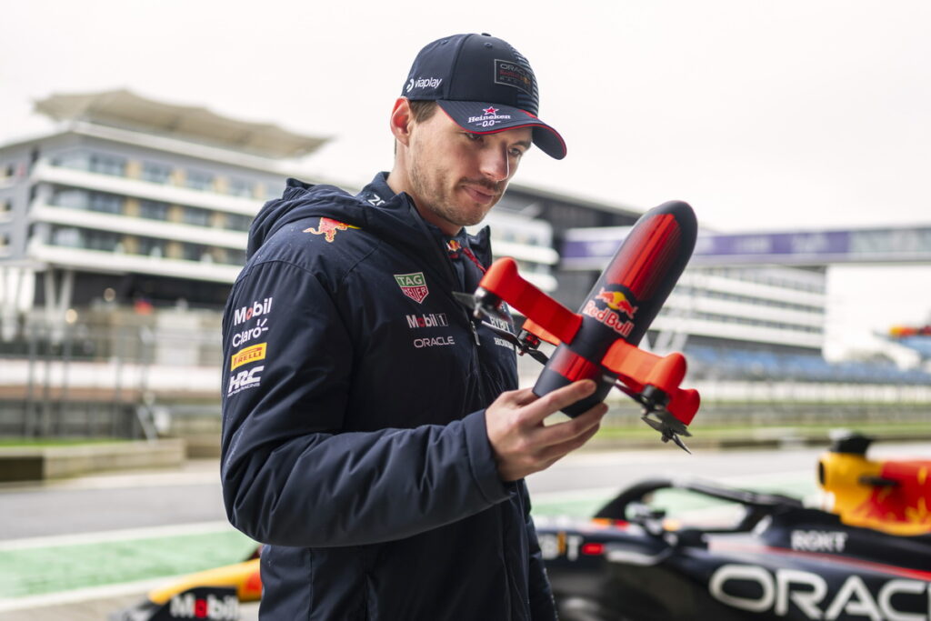  衛冕世界冠軍車手Max Verstappen驚豔於穿越機的速度與拍攝畫面