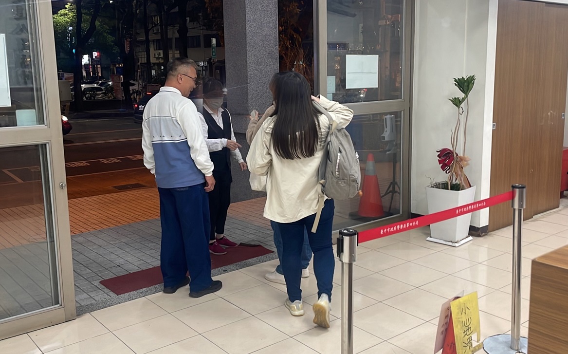▲圖說：小黃司機直接從彰化開到大墩派出所，將手機送還王女             （圖／台中市政府提供）