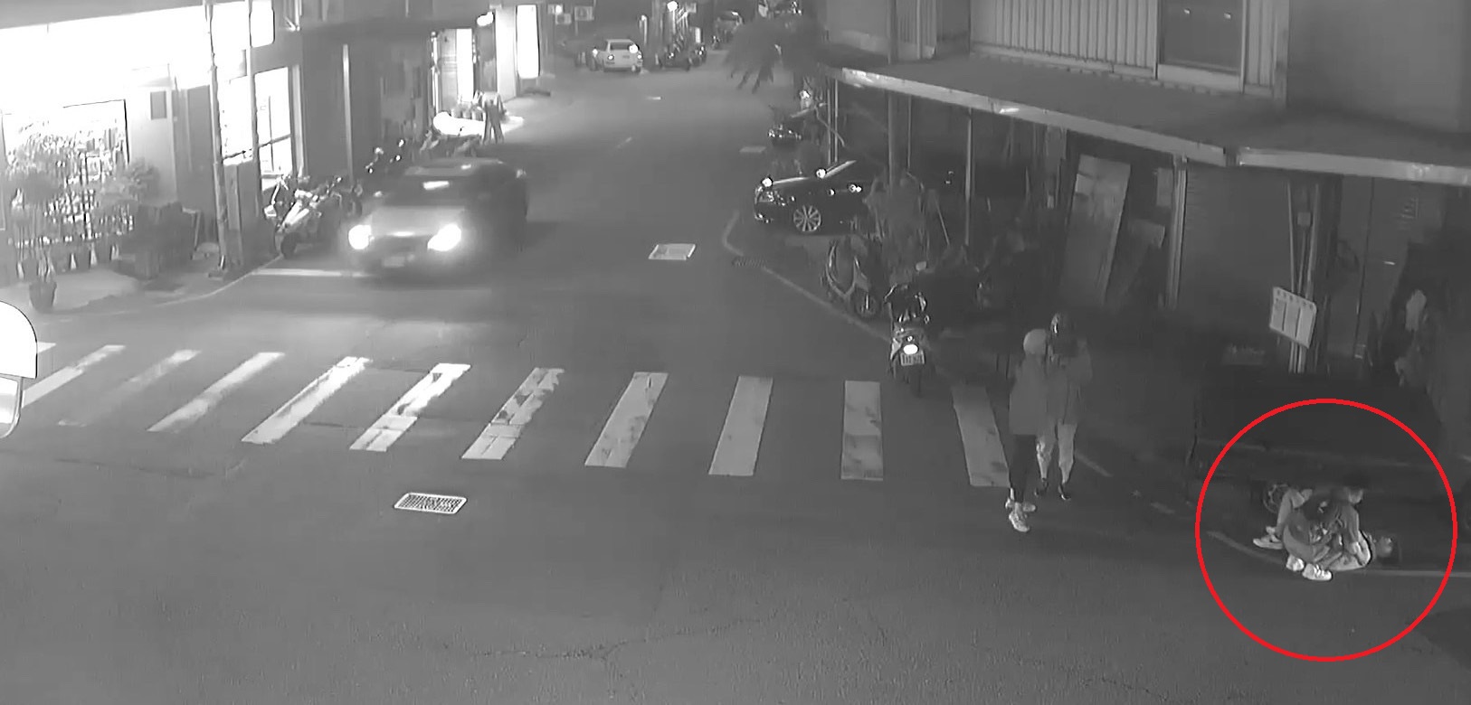 ▲圖說：男子疑似癲癇發作，倒臥路邊貨車斗旁，路過民眾紛紛上前關心              （圖／台中市政府提供）