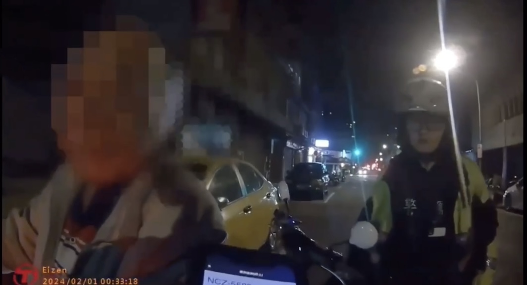 老翁酒後騎乘腳踏車在道路上蛇行，嚴重影響交通安全，遭中正二員警攔查。（圖/記者 張泓笙翻攝）