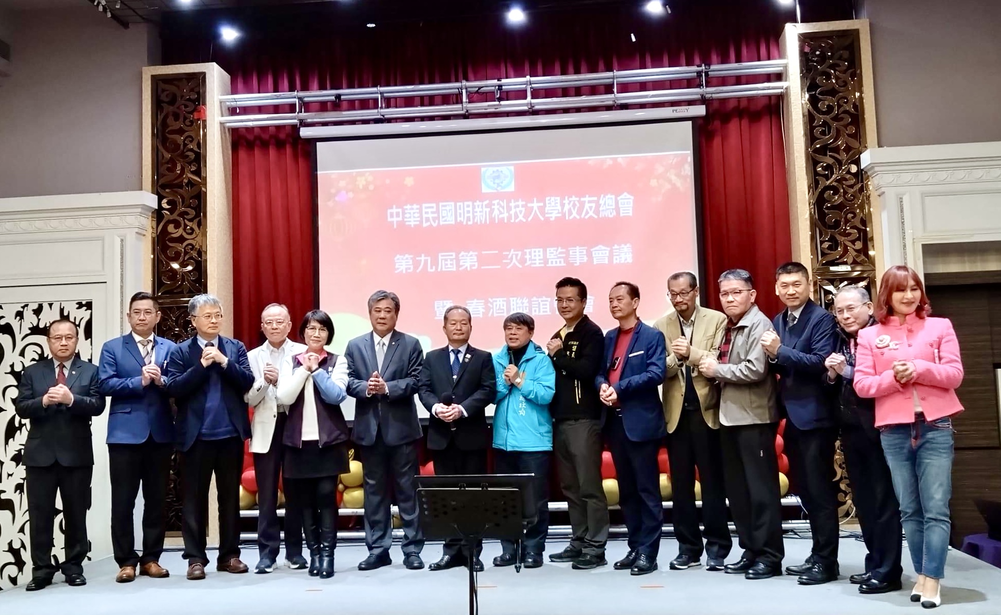 曾明清總會長(左七)及顧問團團長蔡東宏(左六)校長劉國偉(左三)帶領大家一起互道新年恭喜。(圖/記者林照東攝)