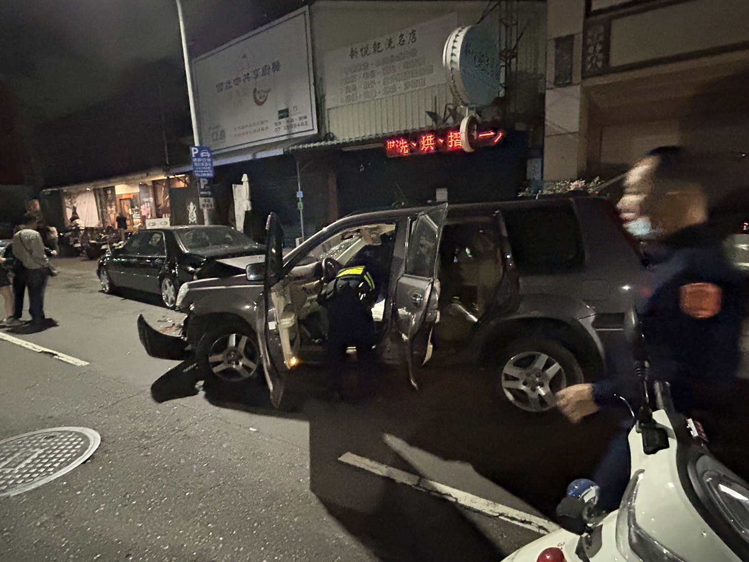 高雄市左營警深夜落實執勤 毒蟲拒檢逃逸自撞路邊狼狽落
