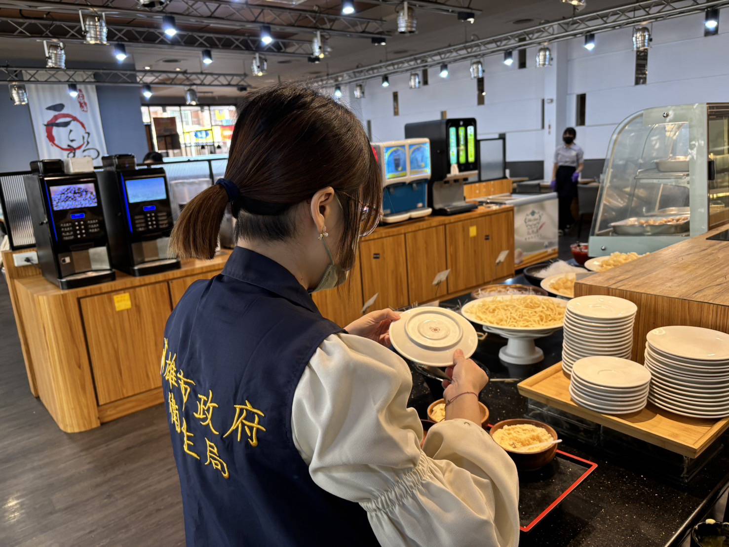連鎖餐飲火鍋店蟑螂出沒高市衛生局派員稽查限期改善