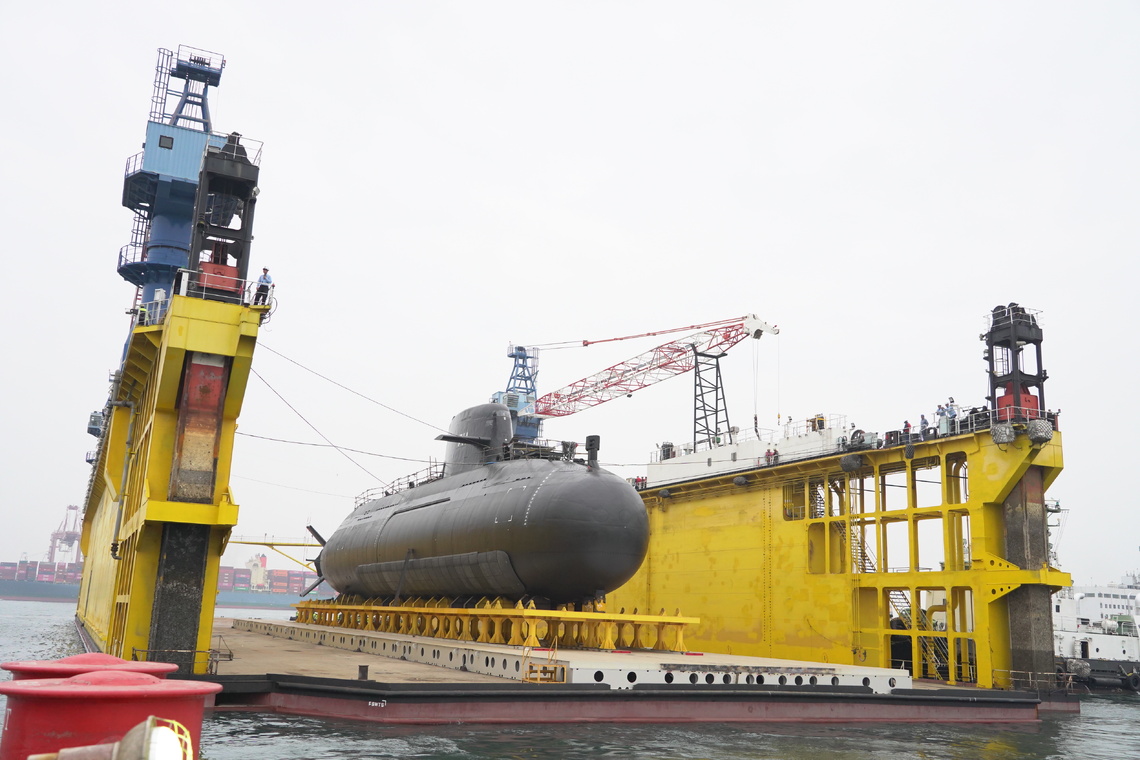 漾新聞|台船進行潛艦國造原型艦海鯤軍艦浮船首次下水測試作業