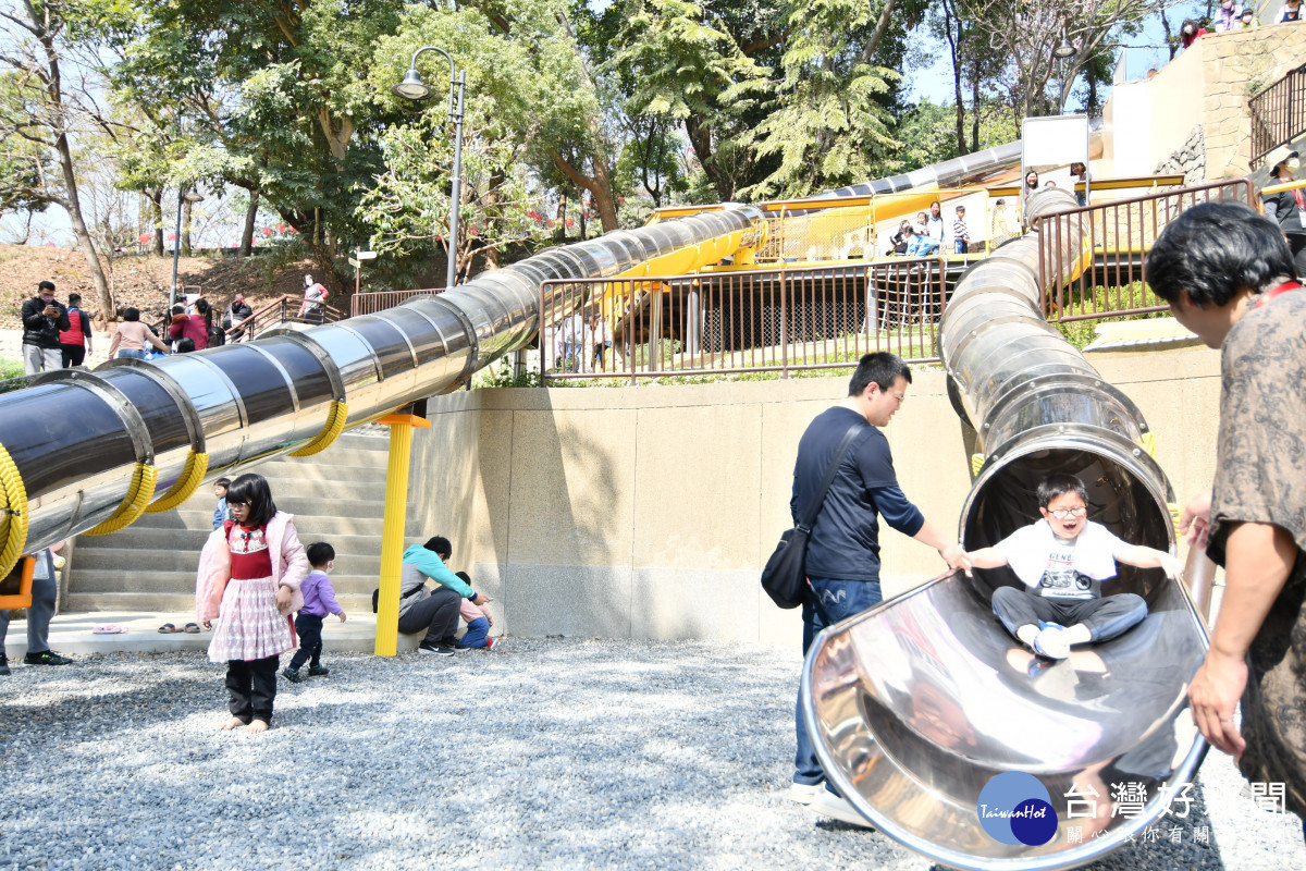 園區內打造二座溜滑梯,其中一座滑道高低差8.5公尺、長度27公尺,是彰化縣內滑道最長,高低差最大的滑梯。圖/記者鄧富珍攝