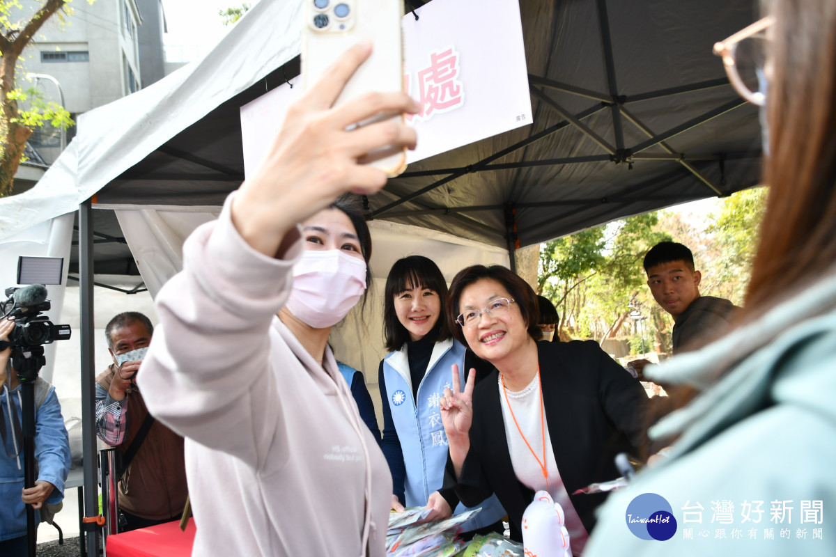 彰化縣長王惠美、立委謝衣鳳發放多多龍提燈。圖/記者鄧富珍攝