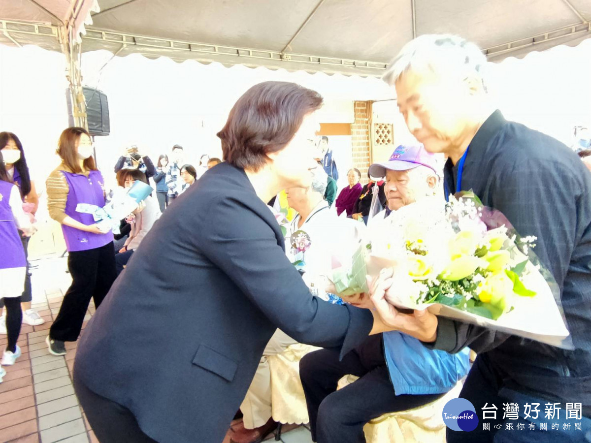 彰化縣二二八和平紀念日活動,縣長王惠美獻花受難者家屬。圖/記者鄧富珍攝