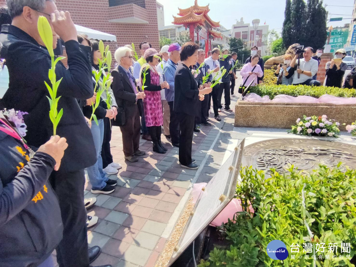 彰化縣二二八和平紀念日活動在紀念碑前緬懷追思。圖/記者鄧富珍攝