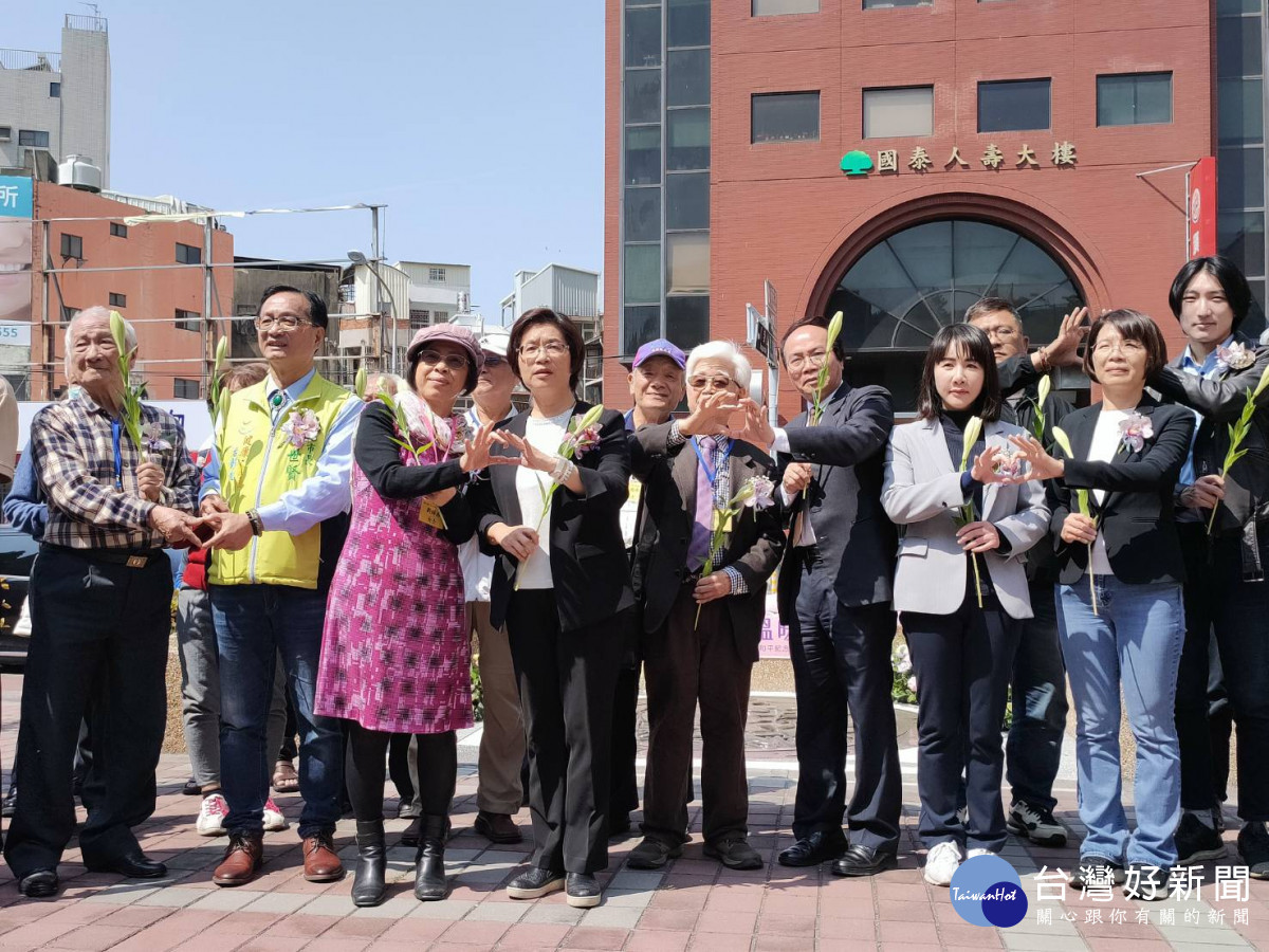 彰化縣二二八和平紀念日活動在紀念碑前緬懷追思。圖/記者鄧富珍攝