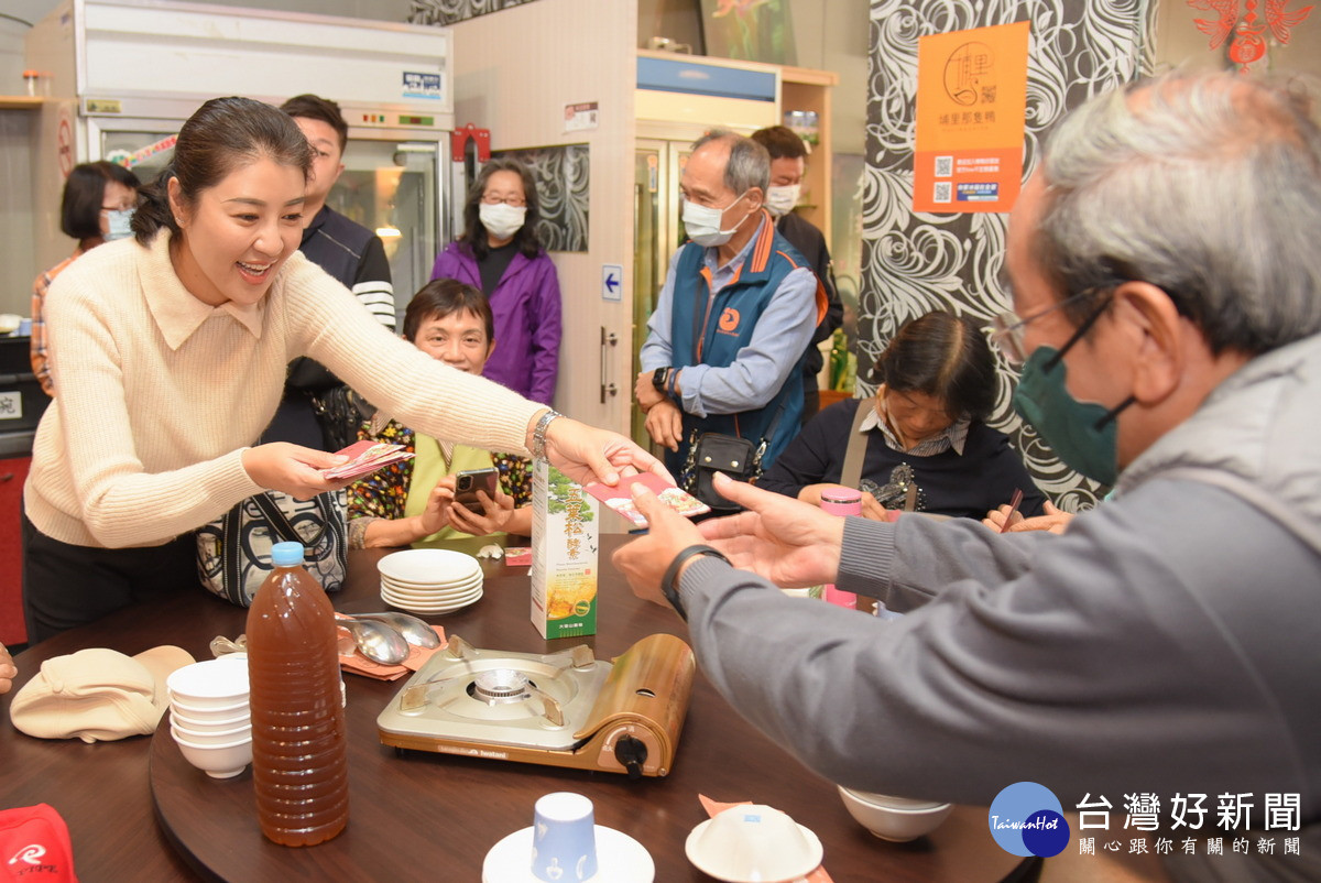 許縣長發送新春紅包。(圖/南投縣府提供)