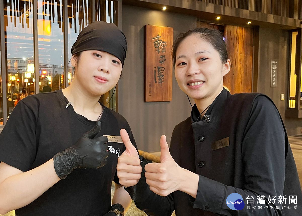 外場組長吳麗萍(右)對顏華宣(左)的工作態度與能力按讚肯定。