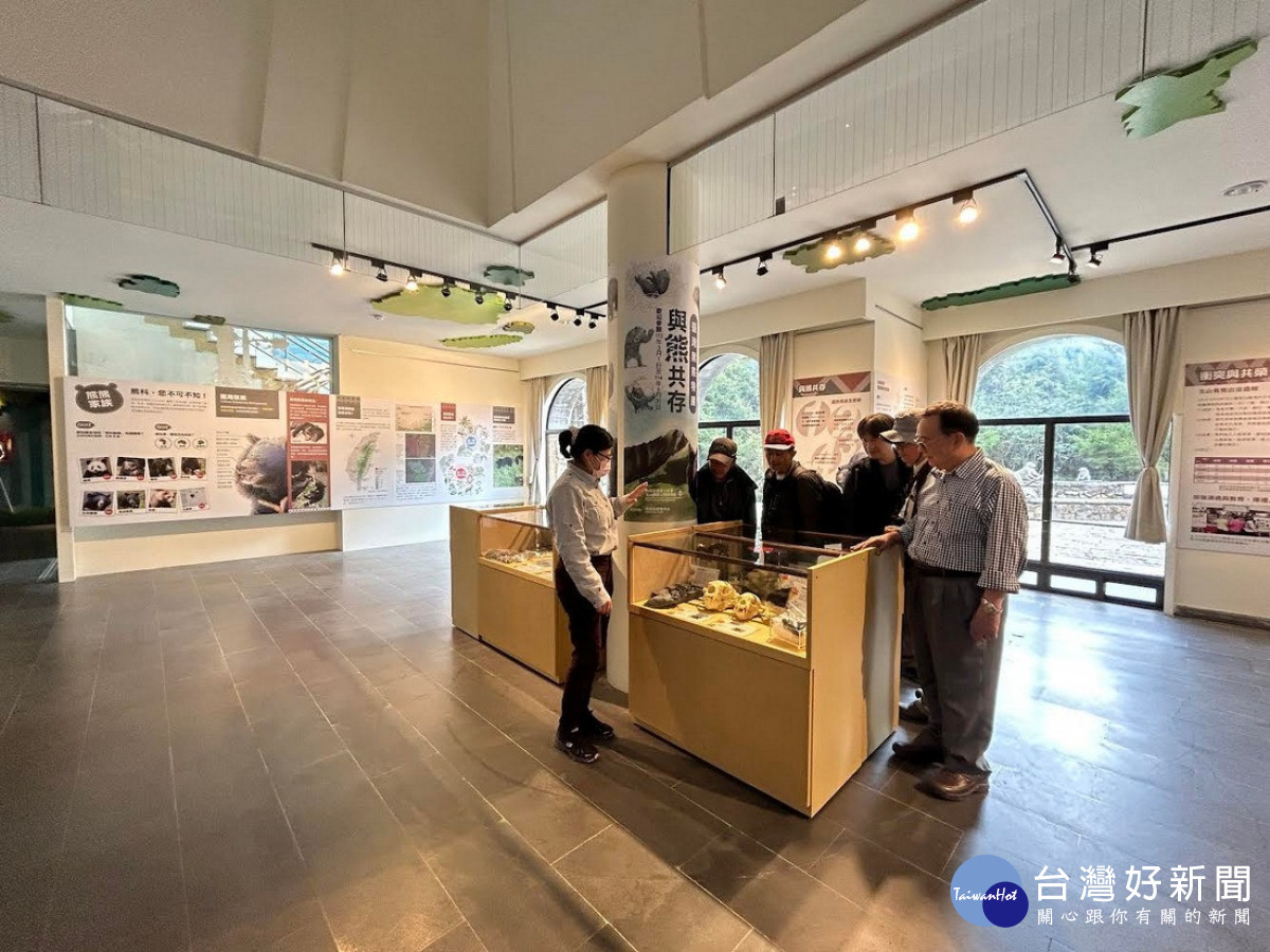 「與熊共存-臺灣黑熊特展」與台灣黑熊協會合作展出之多元教具,包含仿真頭骨及足拓、毛髮糞便、植物標本、相關研究器材及防熊設備,近距離呈現給民眾。(圖/玉管處提供)