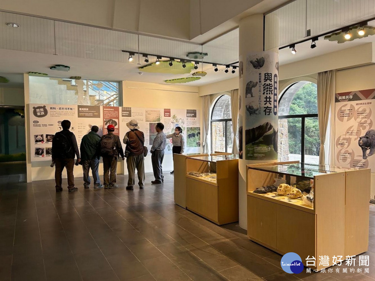 「與熊共存-臺灣黑熊特展」與台灣黑熊協會合作展出之多元教具,近距離呈現給民眾。(圖/玉管處提供)
