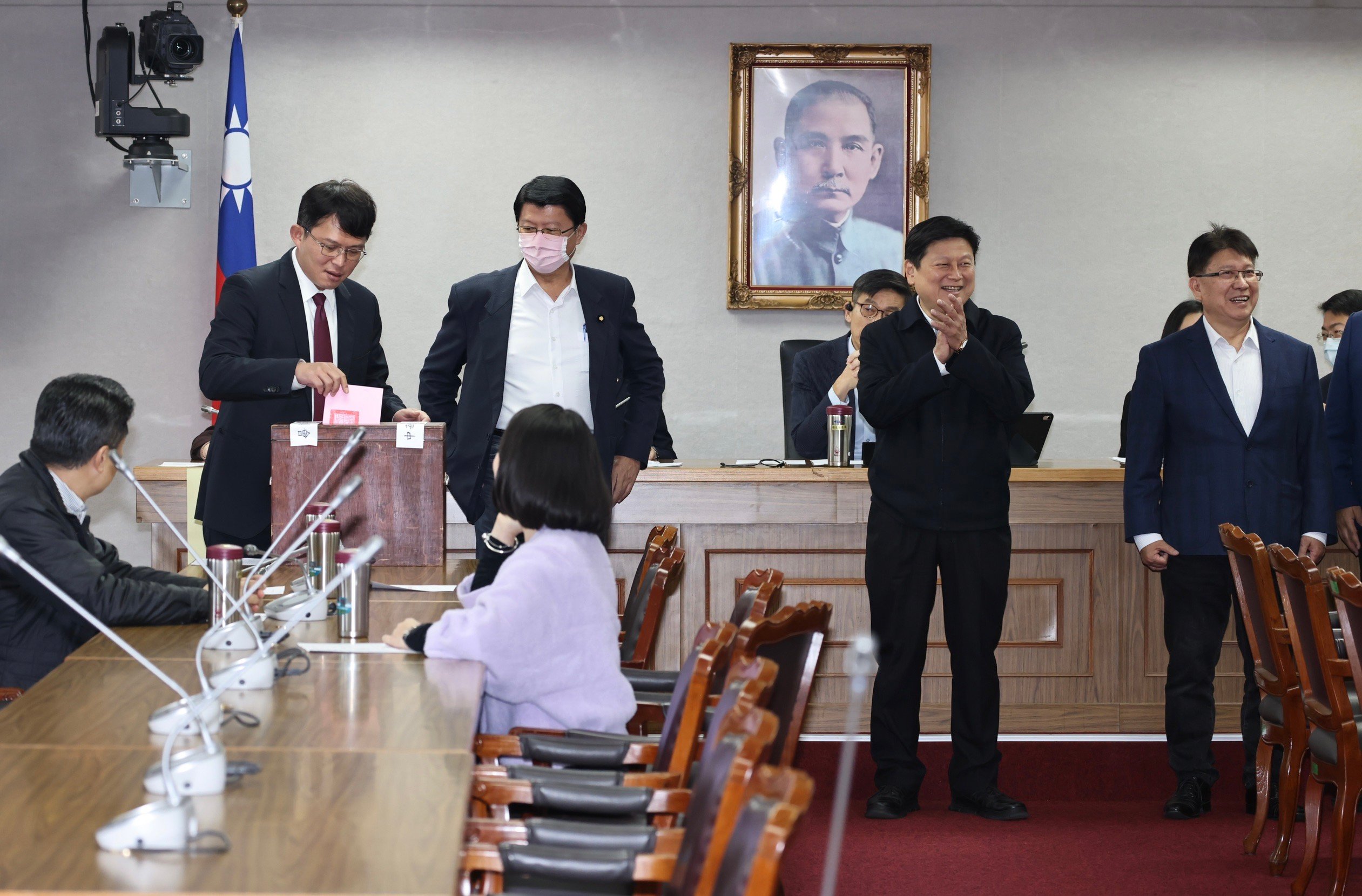 立院委員會召委選舉藍白合作,黃國昌(左)投票時,傅崐萁(右二)在一旁拍手讚好,氣氛融洽。林啟弘攝