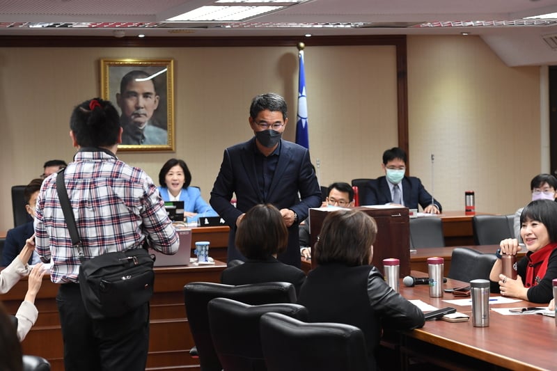 立法院社會福利及衛生環境委員會29日舉行召委選舉,劉建國(中)投票時誤蓋成自己。中央社