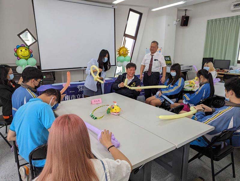教育局鄭新輝局長與安南國中思源班學生一起折氣球。圖/台南市政府