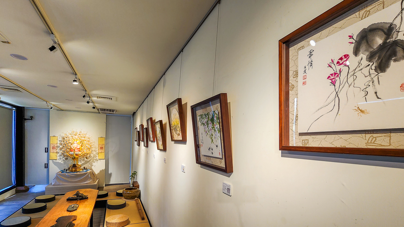 ▲陳秀鳳展出近三年計65件作品，包括花鳥昆蟲、水干景觀及生肖節慶等。（圖/記者黃淑貞攝）
