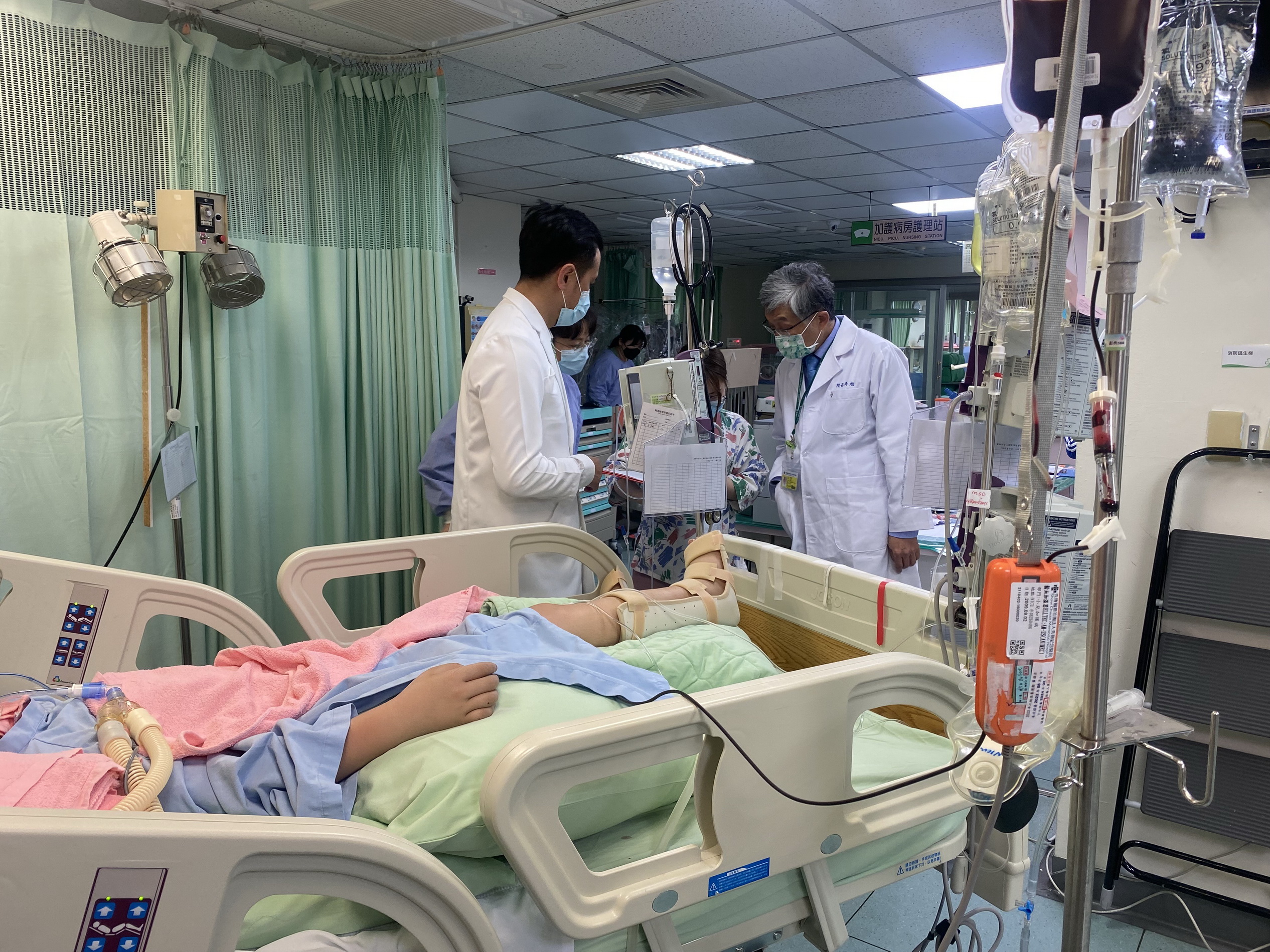 ▲新任院長馬旭在交接後就和總院長黃士維（右一）到加護病房關懷仍在與死神搏的陳姓姊姊。（院方提供）