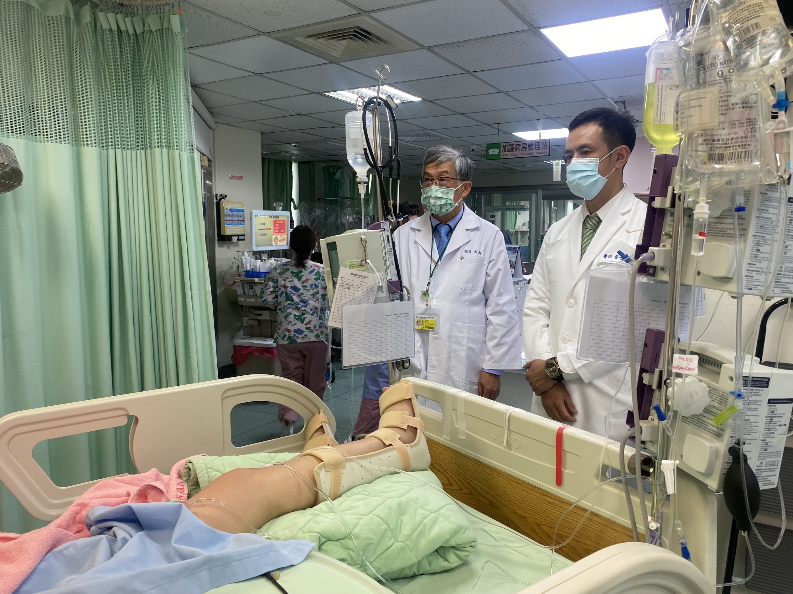 ▲新任院長馬旭在交接後就和總院長黃士維（右一）到加護病房關懷仍在與死神搏的陳姓姊姊。（院方提供）