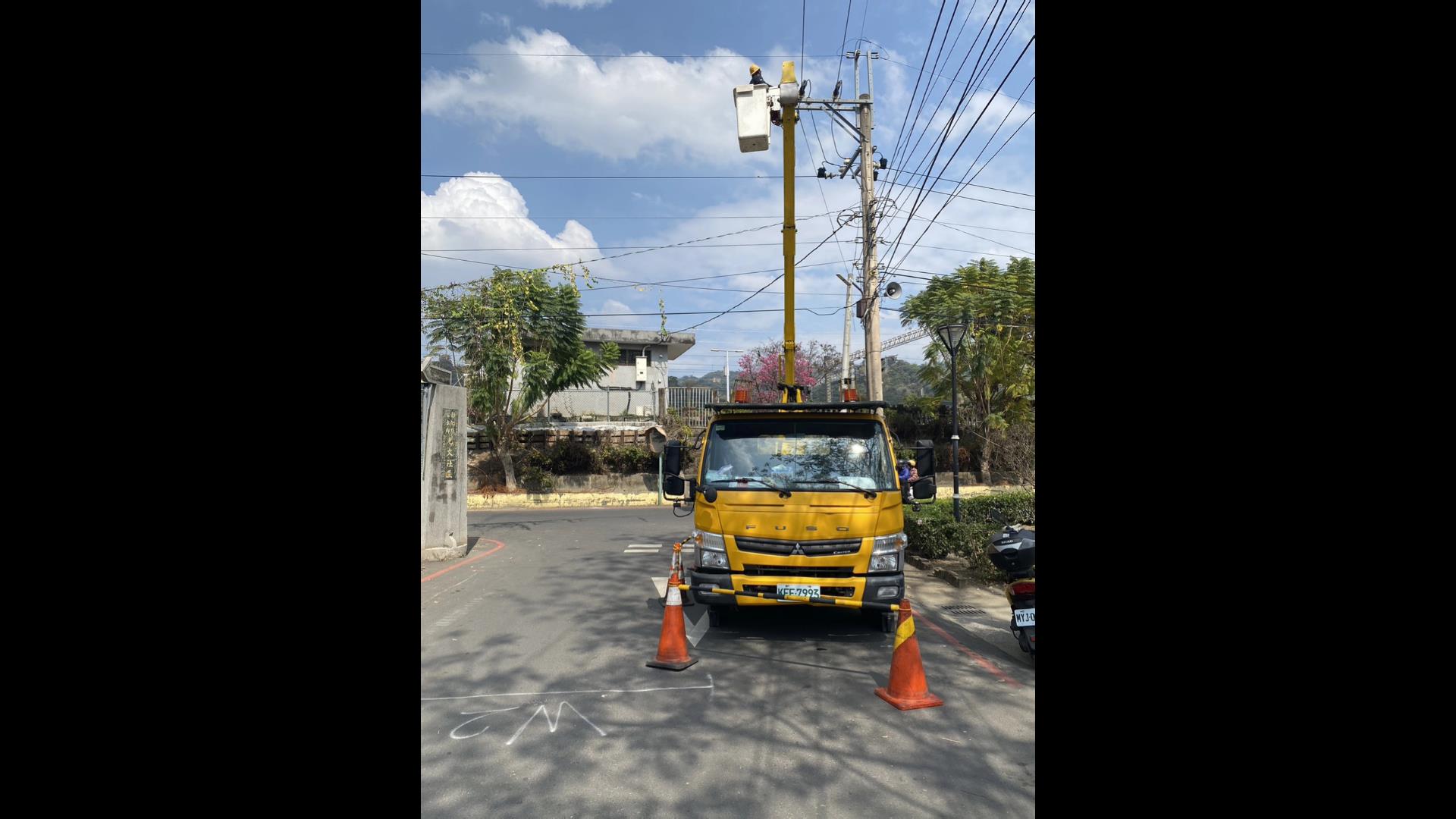 ▲二水老街旁巷弄光明路近中午時電線杆突然傳出3次「爆裂聲」，造成131戶停電。（民眾提供）