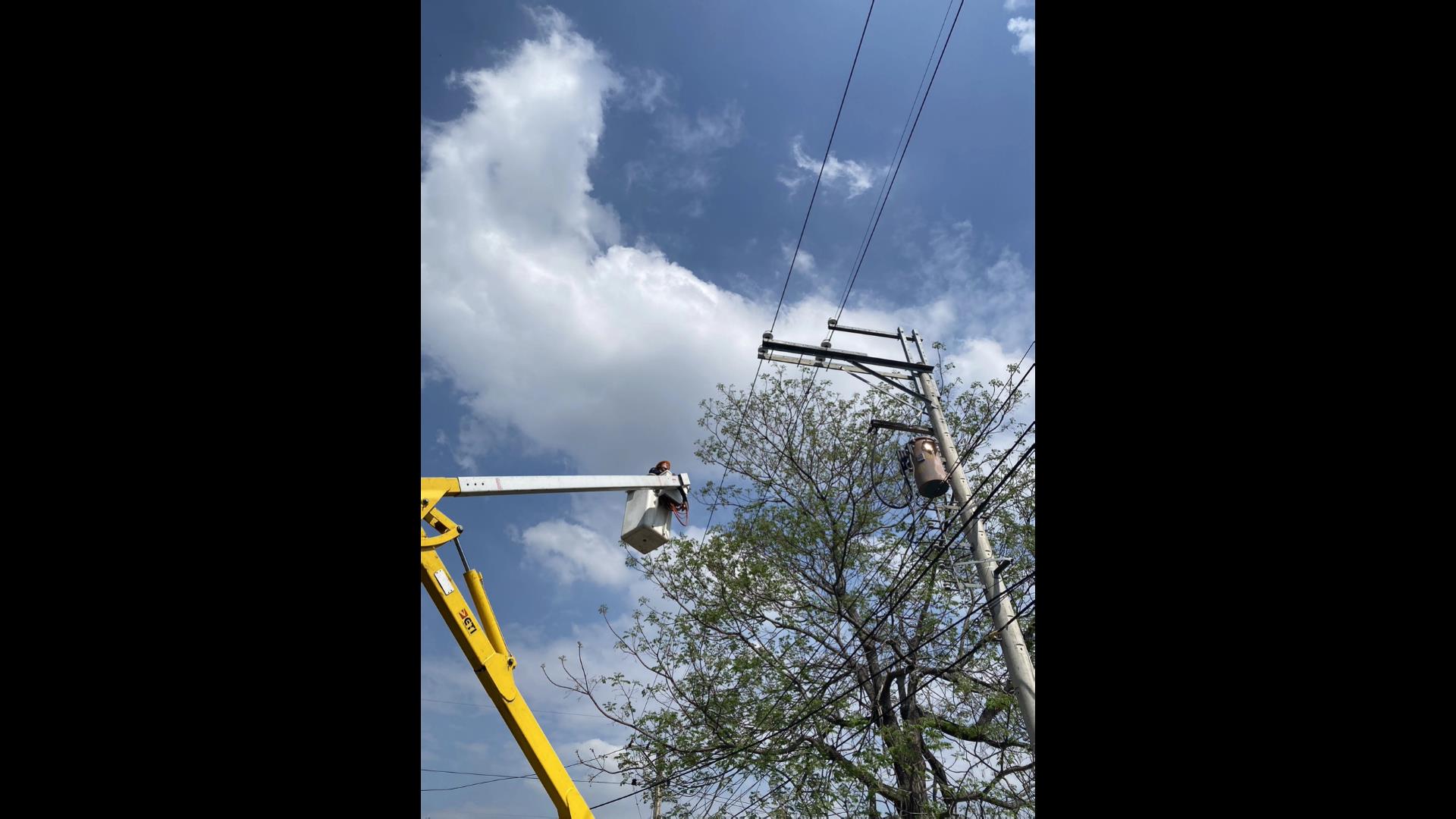 ▲二水老街旁巷弄光明路近中午時電線杆突然傳出3次「爆裂聲」，造成131戶停電。（民眾提供）