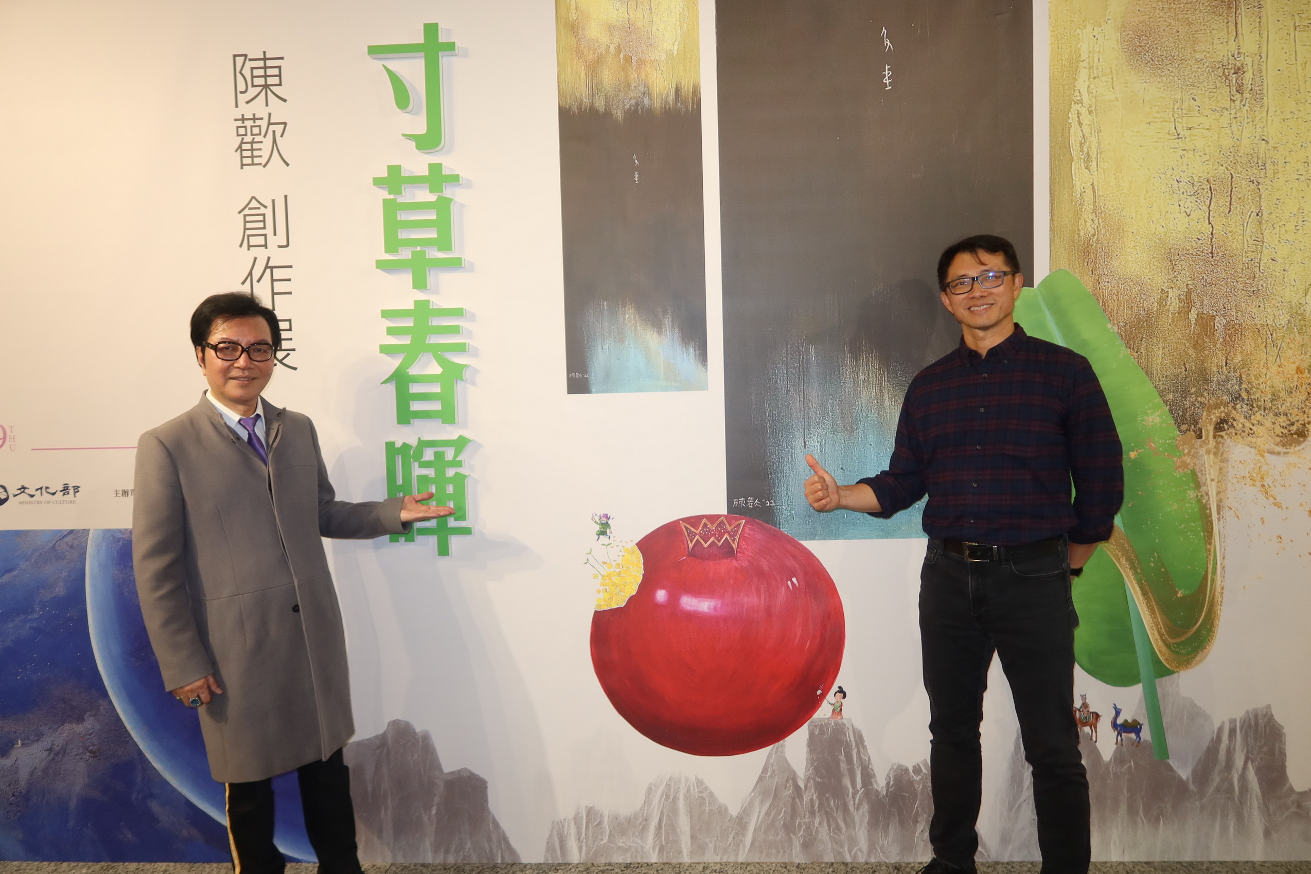 ▲油畫藝術家陳歡,以其獨特的創作風格和深厚的文化底蘊,在彰化美學館舉辦「寸草春暉」個展,透過47件油畫作品,陳歡邀請民眾走進美學館,一同欣賞油畫之美。(記者張溎壕攝)