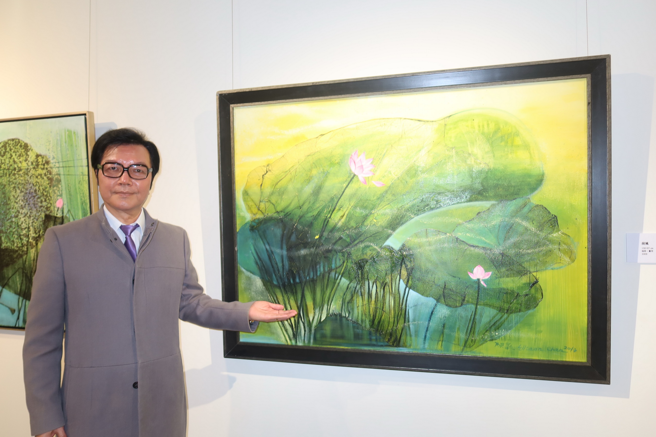▲油畫藝術家陳歡，以其獨特的創作風格和深厚的文化底蘊，在彰化美學館舉辦「寸草春暉」個展，透過47件油畫作品，陳歡邀請民眾走進美學館，一同欣賞油畫之美。（記者張溎壕攝）