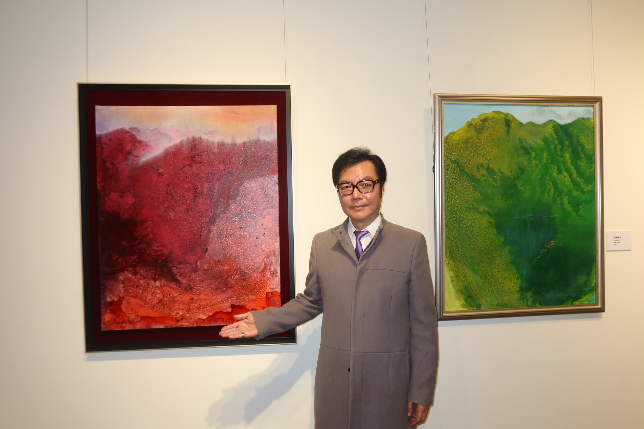 ▲油畫藝術家陳歡，以其獨特的創作風格和深厚的文化底蘊，在彰化美學館舉辦「寸草春暉」個展，透過47件油畫作品，陳歡邀請民眾走進美學館，一同欣賞油畫之美。（記者張溎壕攝）