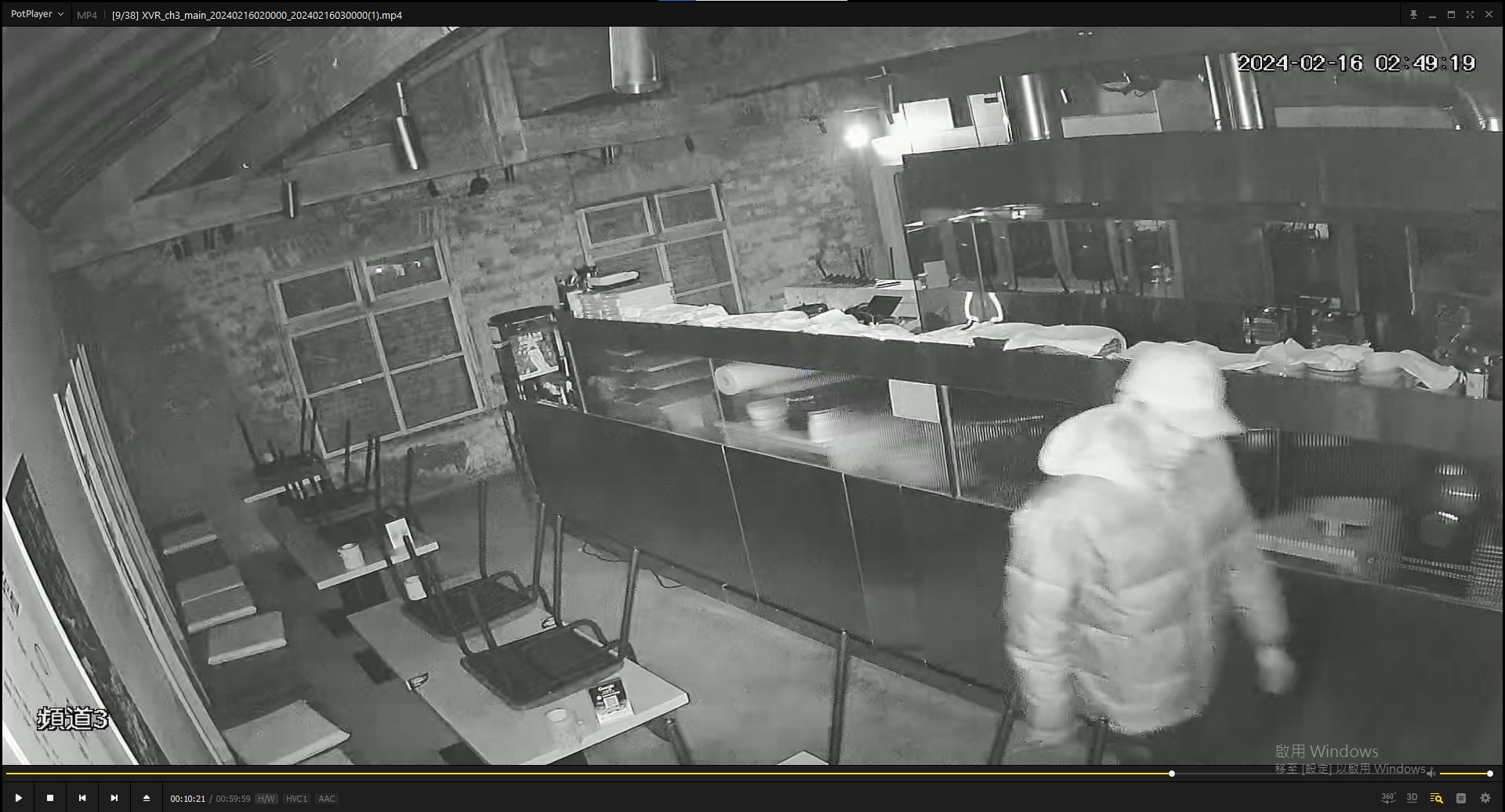 ▲歐姓慣竊潛入彰化市一家日式串燒店行竊，不料在調整監視器角度時，不慎將自己的臉部拍攝出來，成為自己的定案證據。（警方提供）