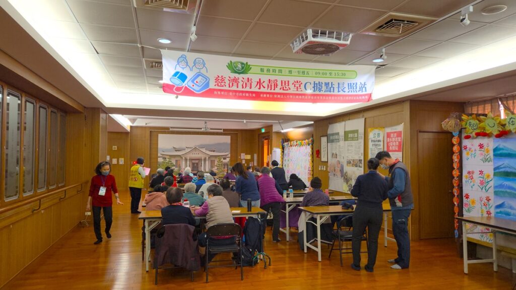 這一日上午,一對父子由兒子帶爸爸來試讀,午飯過後,這位爸爸繼續留下來參加書法才藝課。(圖/陳惠玲攝影)