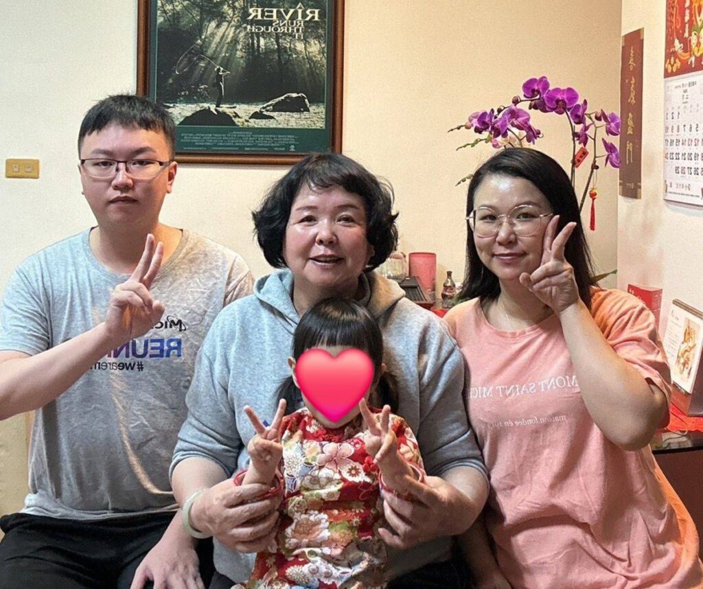 秀好媽媽(圖中)與身旁兒女一起照顧寄養童,全家一起做好事。(圖/南台中家扶提供)