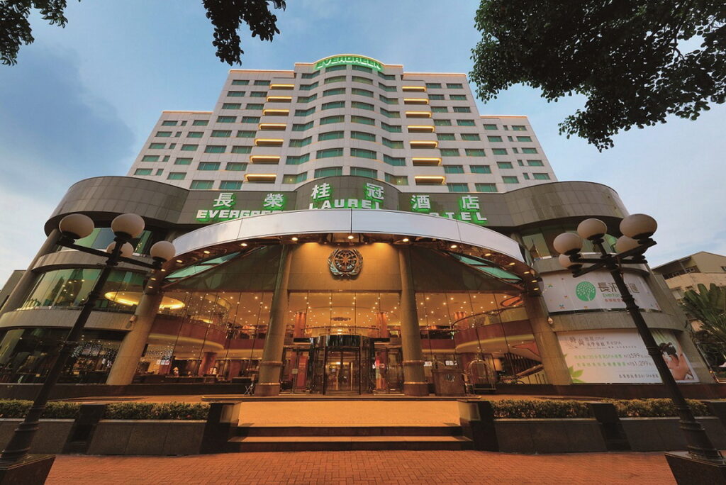 持有長榮即享券，可至國內六家長榮酒店享受餐飲盛宴與舒適地住宿體驗。