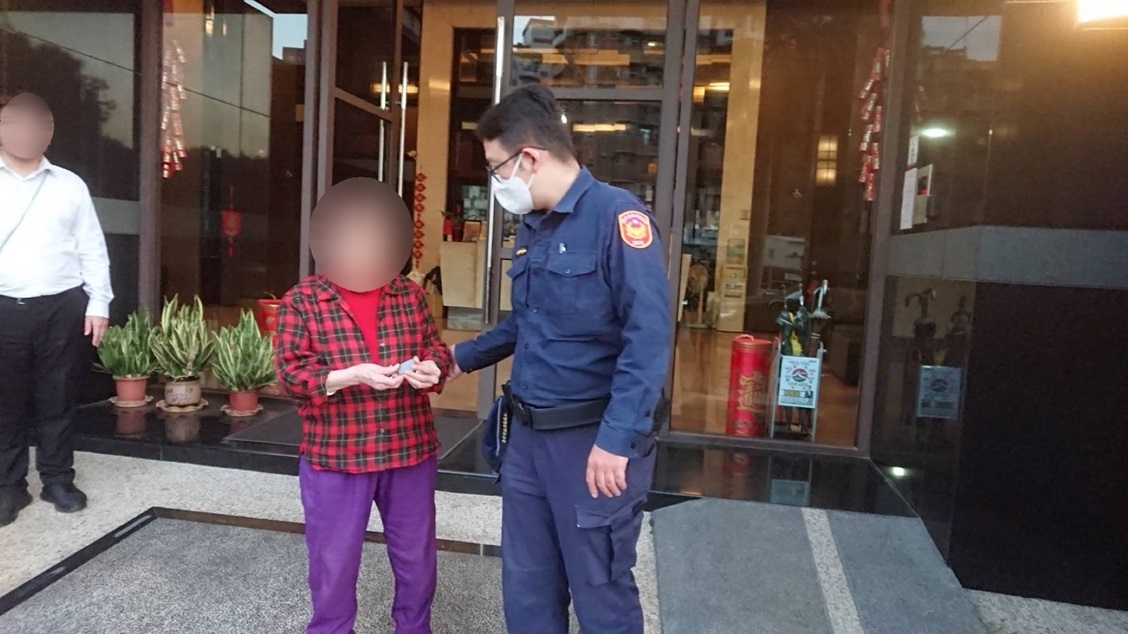 ▲圖說：婦人手中緊握家門磁扣，卻說不清楚自家地址 （圖／台中市政府提供）