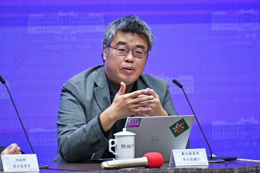 行政院修法「隔空簽章」將等同實體簽章 李懷仁:因應數位時代 178 行政院修法「隔空簽章」將等同實體簽章 李懷仁:因應數位時代 177
