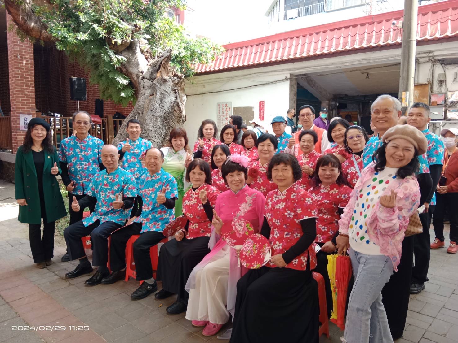 組隊參加年度盛會的客家山歌選手們,摩拳擦掌博喝彩。(圖/記者黃溎芬攝影)
