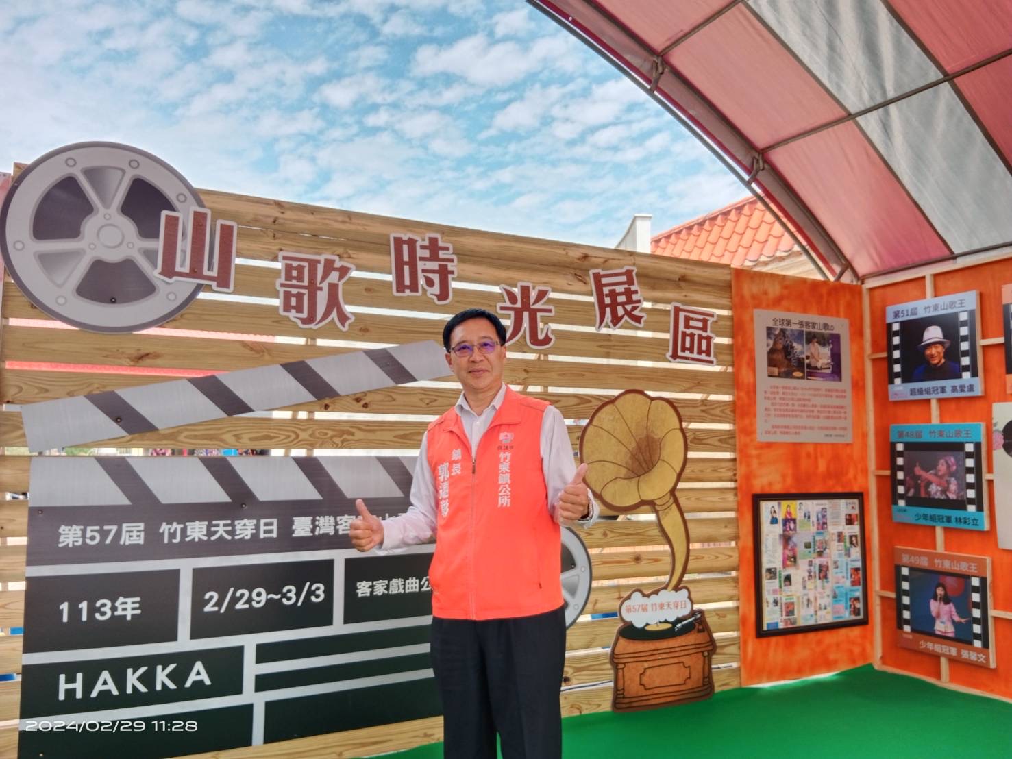 竹東鎮長郭遠章介紹山歌時光留聲展,邀您細細品味珍貴歷史回顧。(圖/記者黃溎芬攝影)
