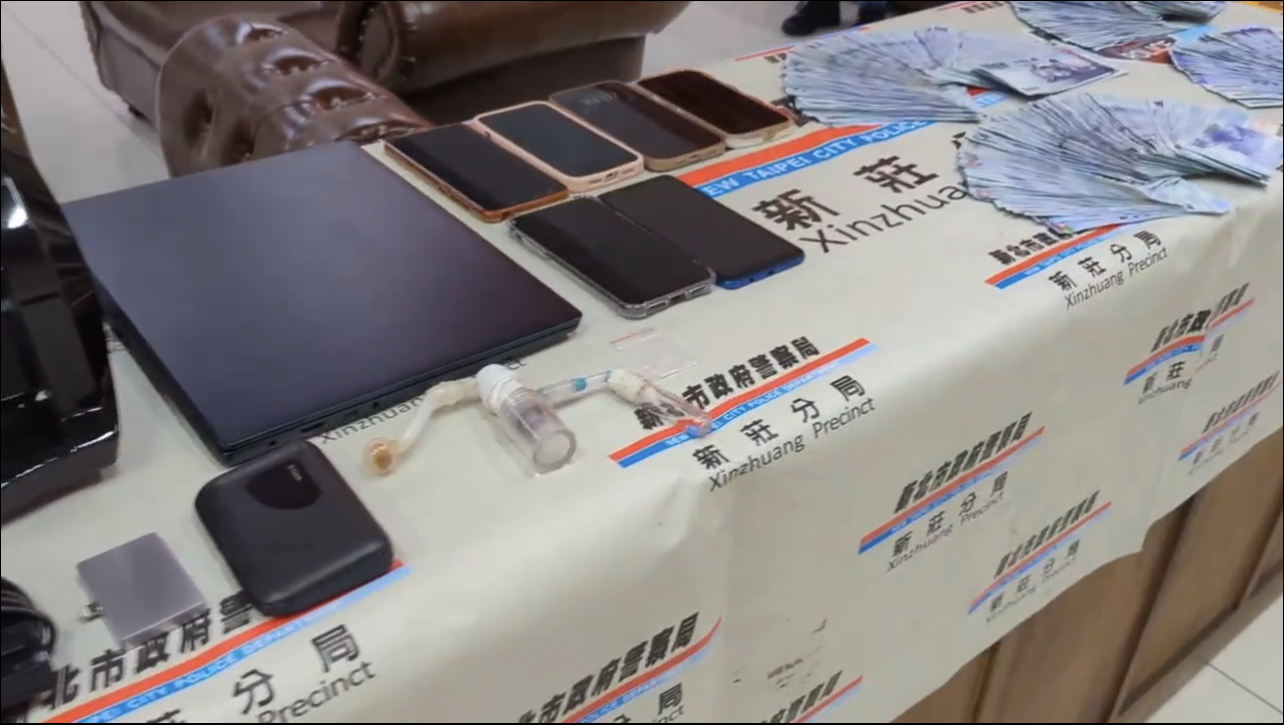 警方查扣手機、筆電、提款卡、毒品等相關證物。（記者徐煜勝翻攝）