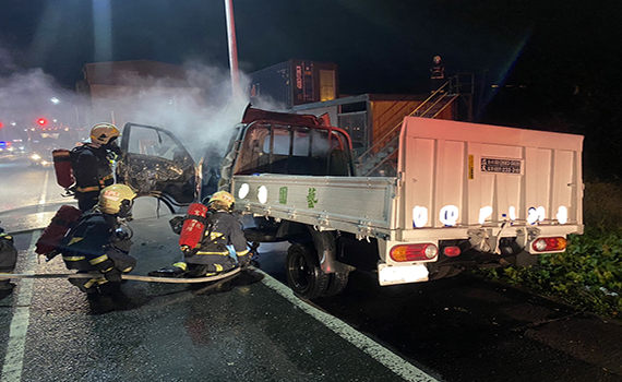 行駛國道五號小貨車半夜冒煙 駕駛急下交流道逃生