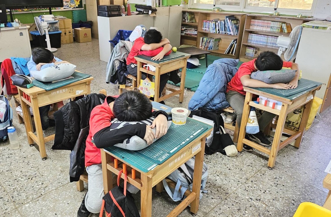 漾新聞|善心企業捐贈暖心午睡枕 新威國小學生午睡更香甜