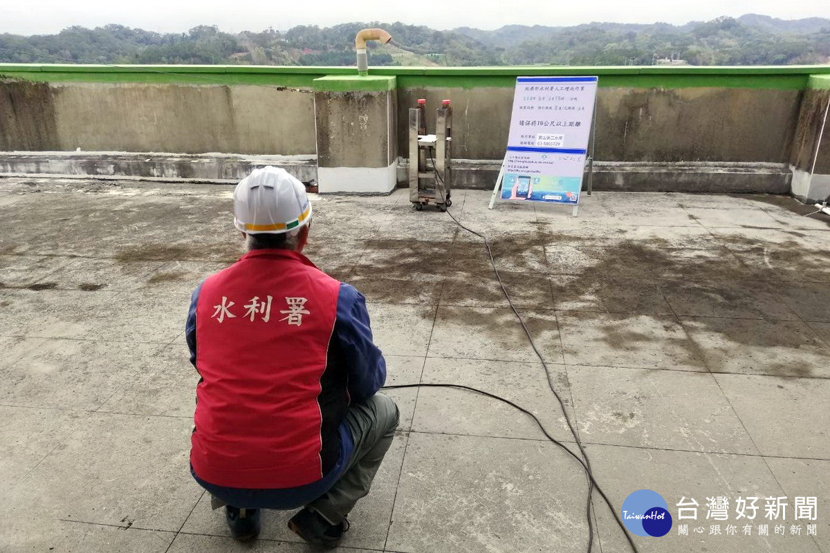 北區水資源分署於寶山水庫進行人工增雨作業燃放地面型焰劑。<br /><br />